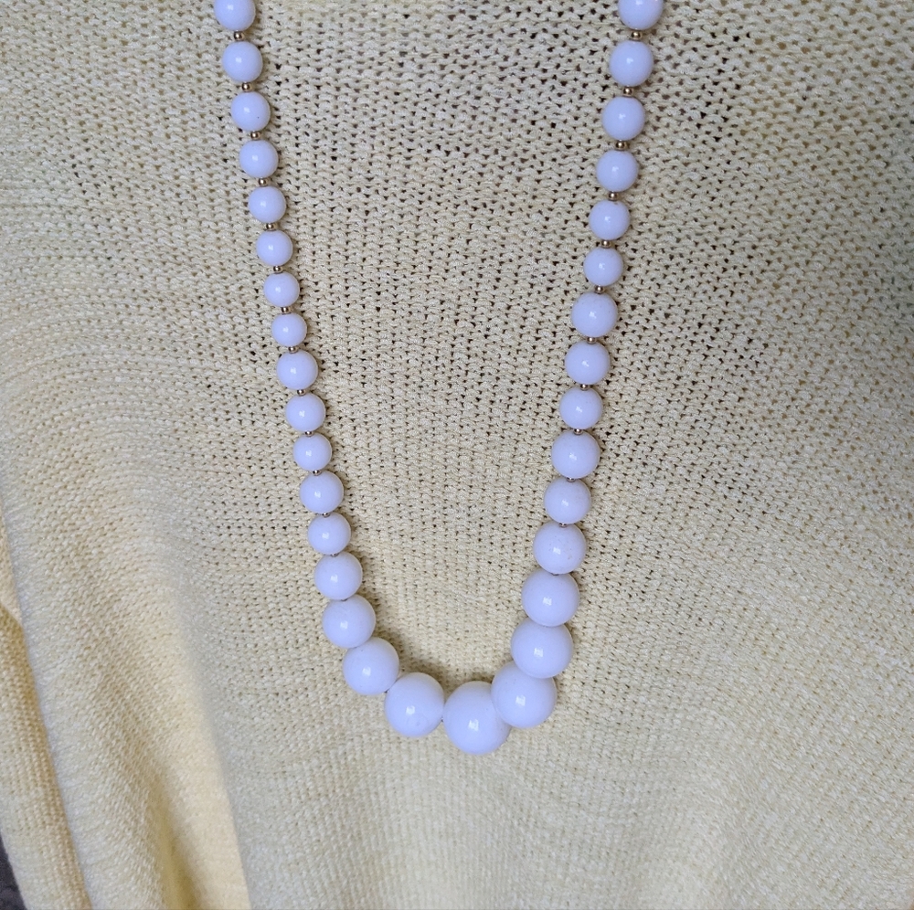 Vintage White Lucite Necklace Chunky Graduated Ball Bead Statement Glossy EUC